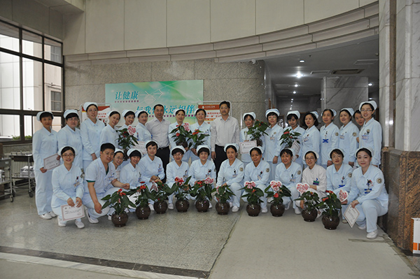 病房里的问候与表彰山东省立医院庆祝“5.12”国际护士节纪实